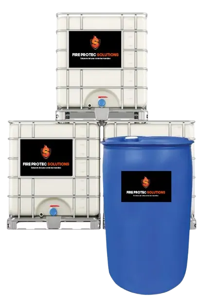 Deux cubis de 1 000 litres et un fût bleu, étiquetés au nom de la marque.