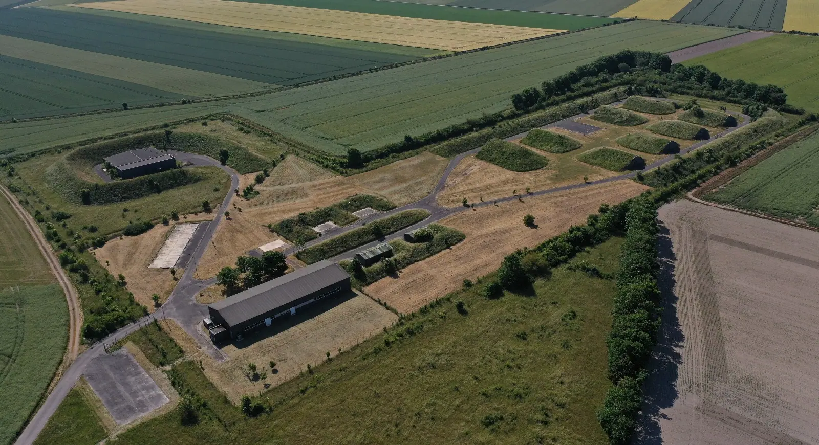 Vue aérienne du site d’Aero Fire Tech, entre champs et bâtiments.