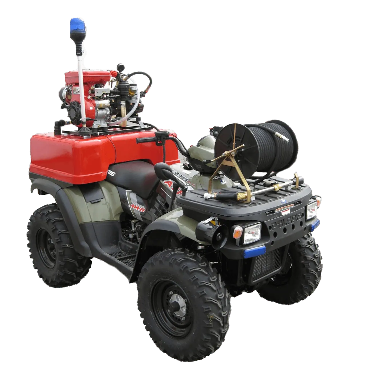 Quad rouge équipé d’une cuve, d’une motopompe et d’un dévidoir.