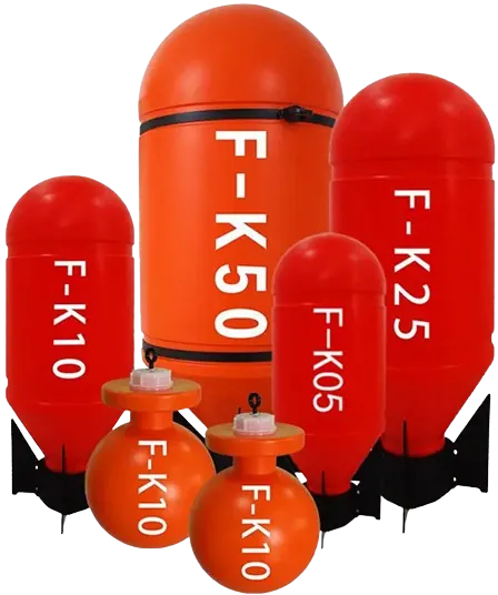 Boules extinctrices orange F-K05, F-K10, F-K25 et F-K50, de tailles croissantes.