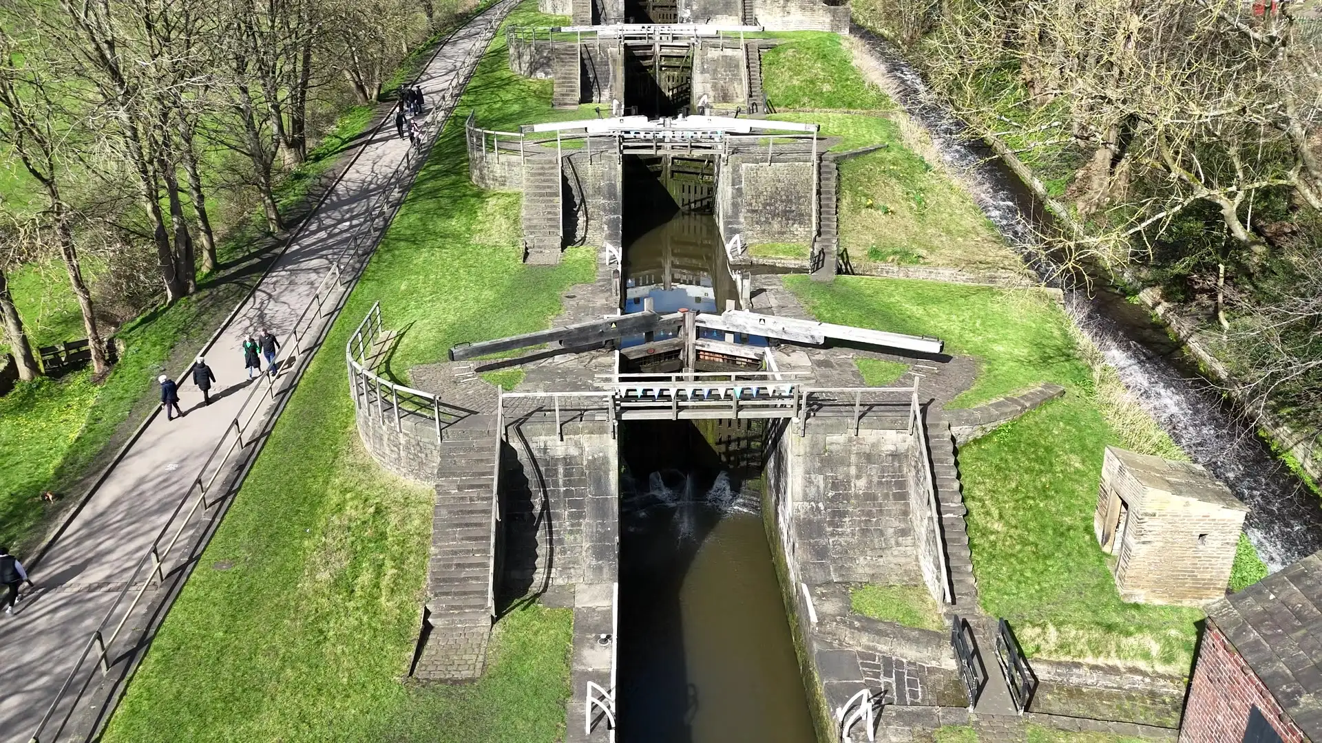 Écluse et vannes d'un dispositif de gestion hydraulique sur une voie d'eau