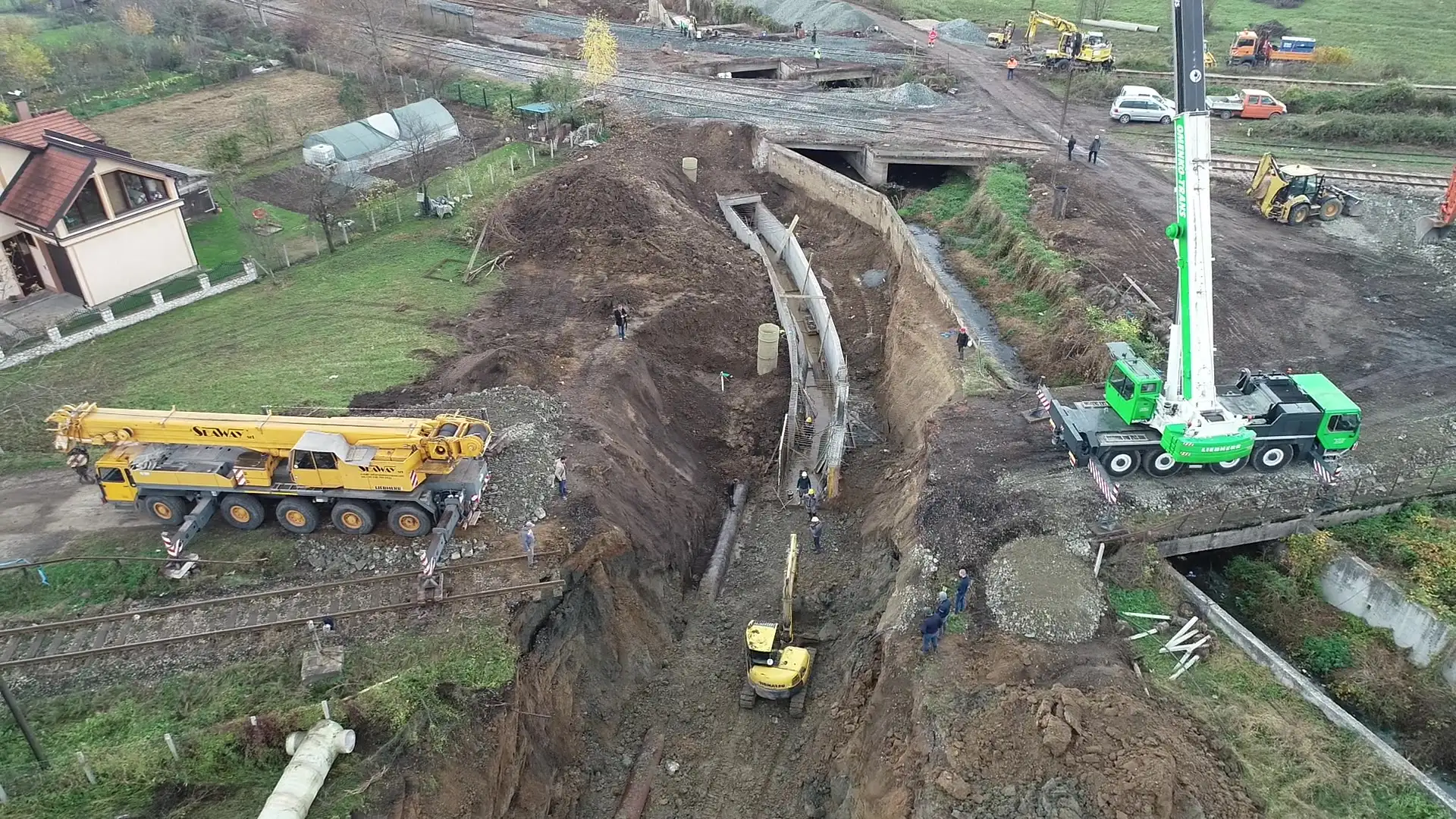 Pose de canalisations d'assainissement en tranchée sur un chantier de réseaux
