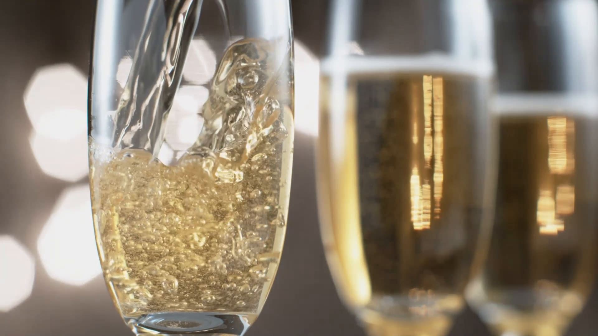 Champagne versé dans une flûte, gros plan sur l’effervescence