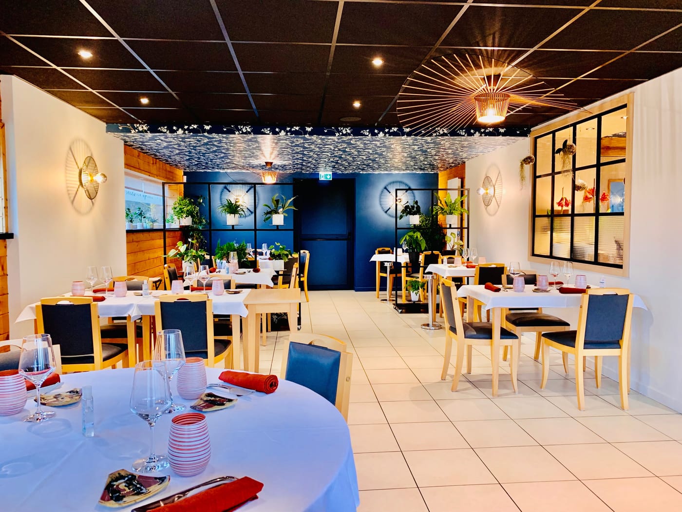 Salle du restaurant Ô Délices des Papilles après rénovation, plafond décoré