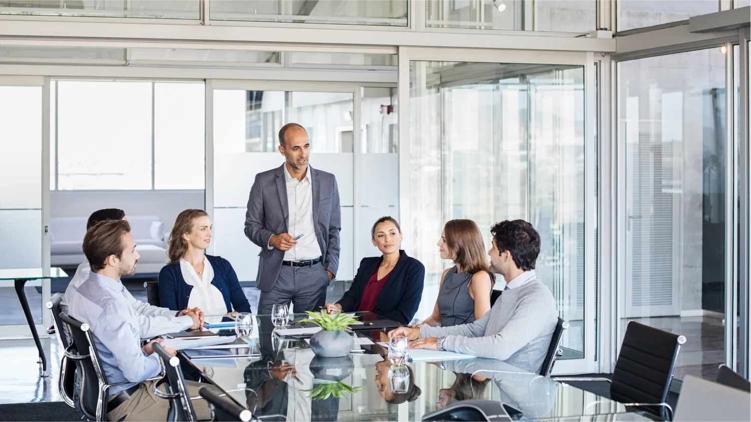 Réunion de travail autour d'une table